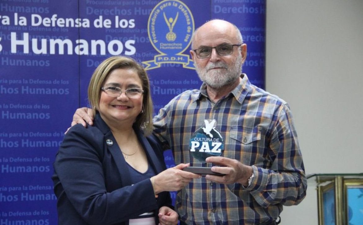 150118 Descartados-Emilio Espín recibe el galardón Cultura de Paz 2017 por su defensa y promoción de los Derechos Humanos de los mayores en El Salvador