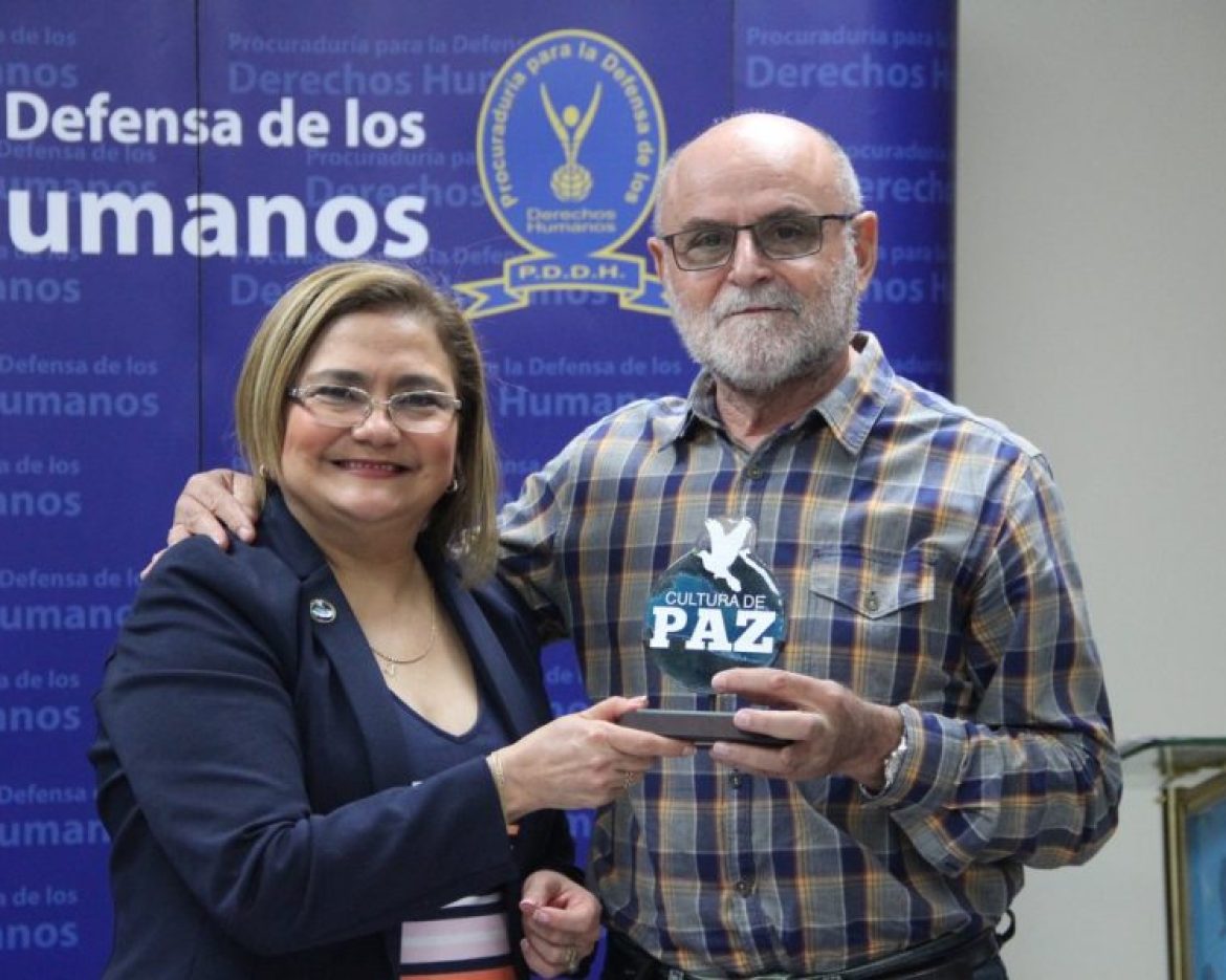 150118 Descartados-Emilio Espín recibe el galardón Cultura de Paz 2017 por su defensa y promoción de los Derechos Humanos de los mayores en El Salvador