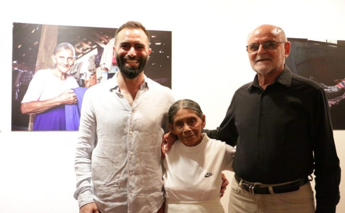 Marc Espín, Carlota Boromeo y Emilio Espín en la inauguración de Descartados en Guatemala
