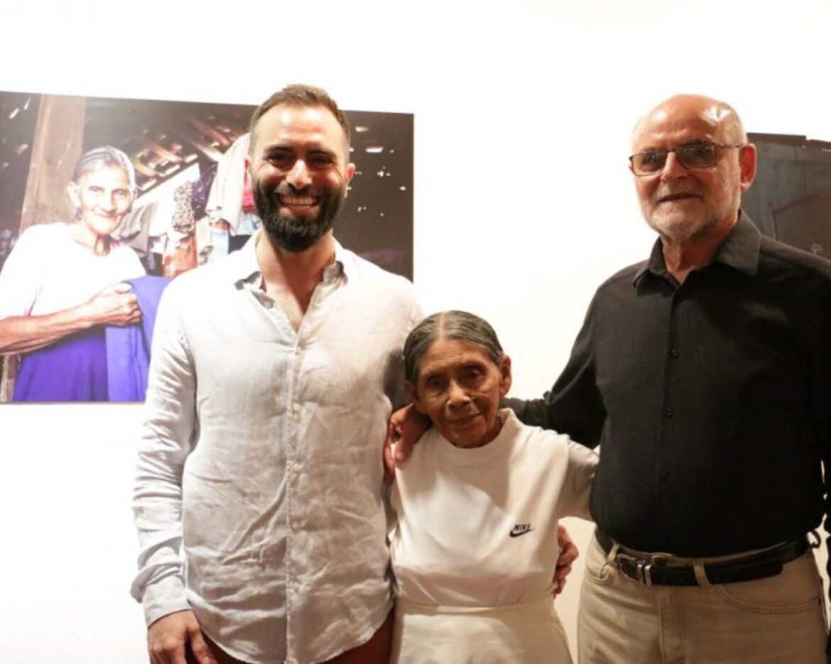 Marc Espín, Carlota Boromeo y Emilio Espín en la inauguración de Descartados en Guatemala