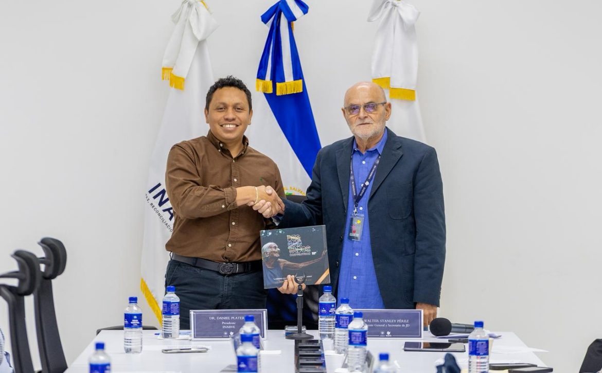 Emilio Espín entrega el libro Descartados al pleno de la junta directiva del INABVE