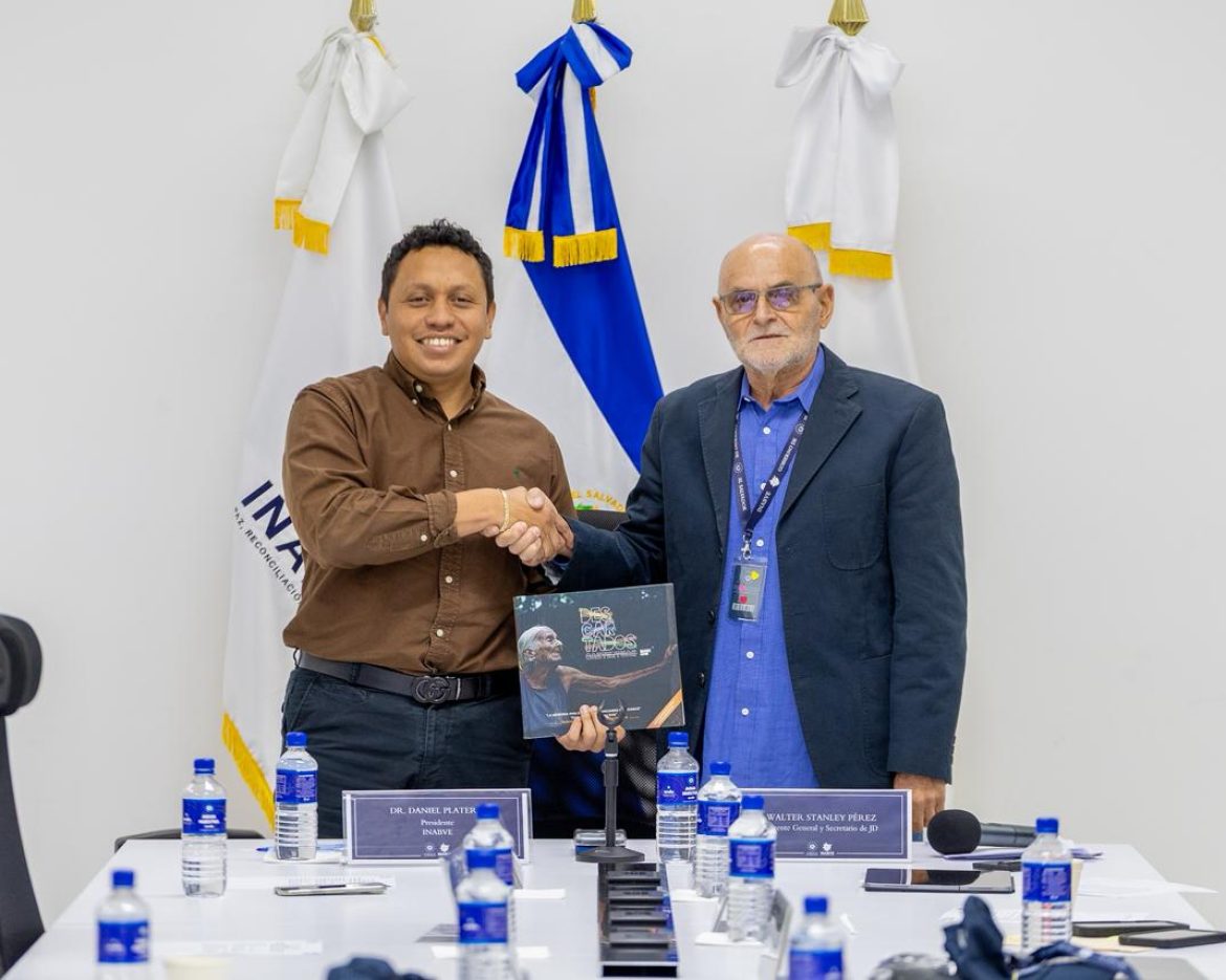 Emilio Espín entrega el libro Descartados al pleno de la junta directiva del INABVE