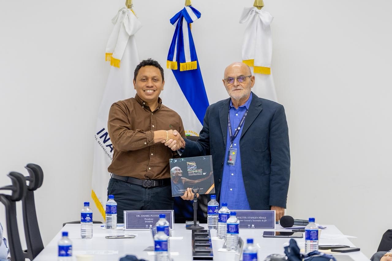 Emilio Espín entrega el libro Descartados al pleno de la junta directiva del INABVE