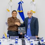 Emilio Espín entrega el libro "Descartados" al pleno de la junta directiva del INABVE
