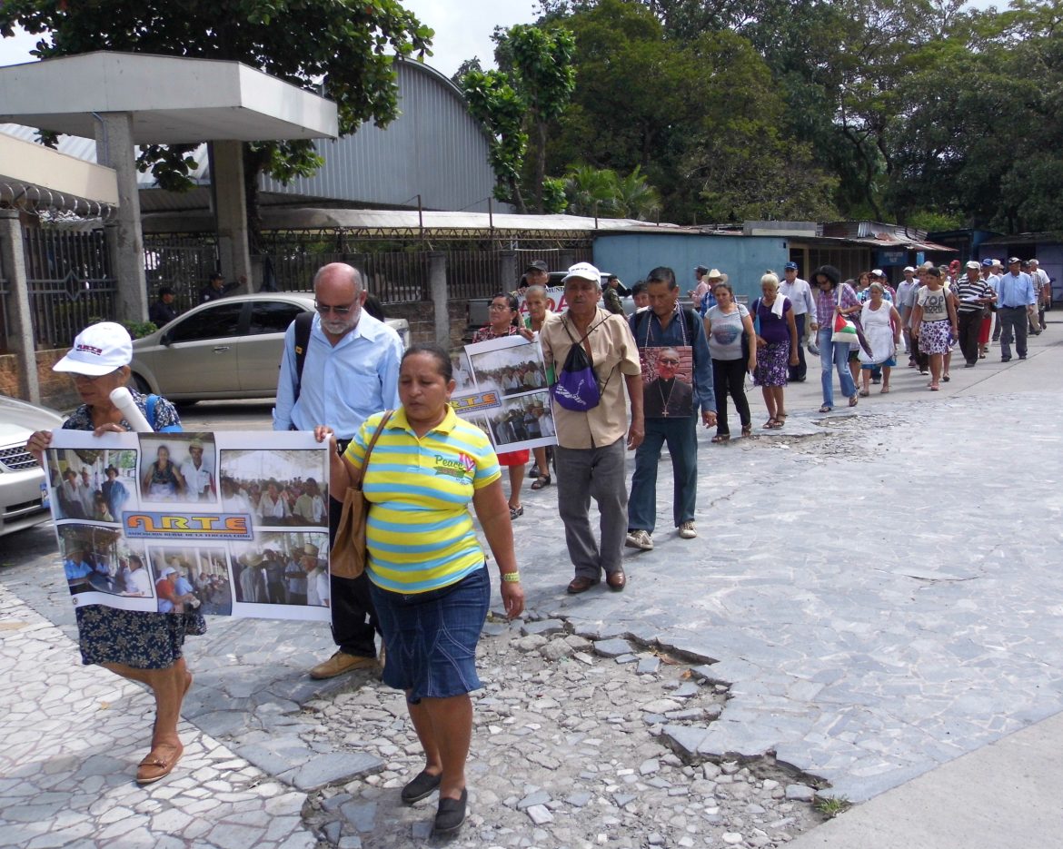 Marcha de personas adultas mayores de El Salvador